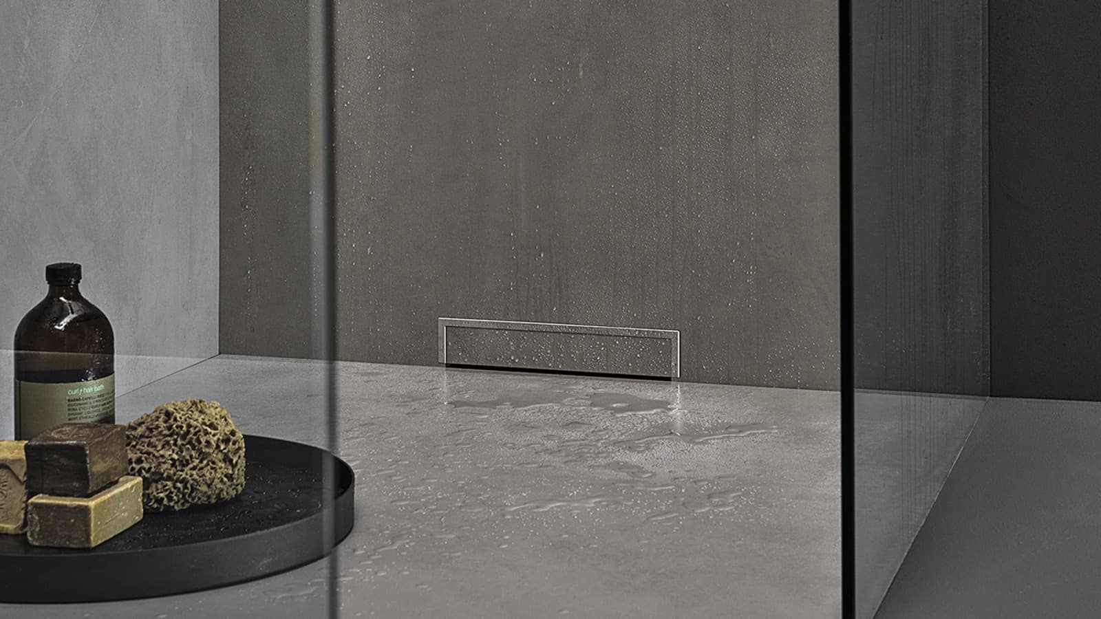 Superficie doccia con scarico a parete Superficie doccia con scarico a parete