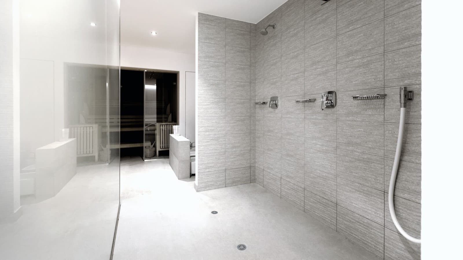 Locale sanitario semipubblico con scarico a pavimento per doccia in vinile (PVC) Geberit Locale sanitario semipubblico con scarico a pavimento per doccia in vinile (PVC) Geberit