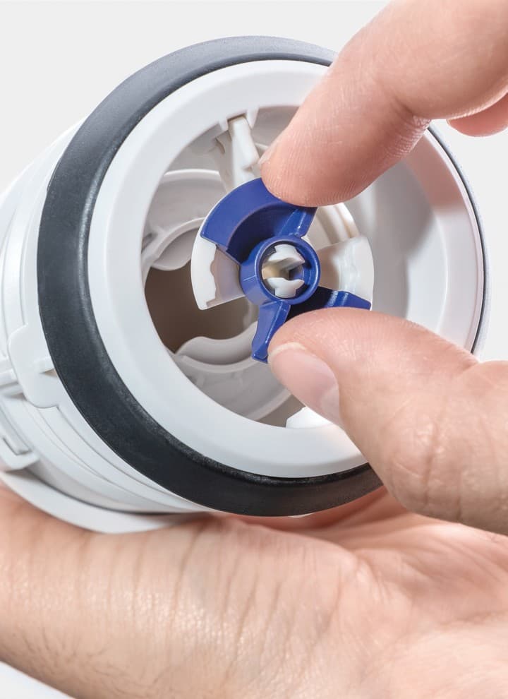 La garniture de rinçage du réservoir Geberit se nettoie facilement (© Geberit) La garniture de rinçage du réservoir Geberit se nettoie facilement (© Geberit)