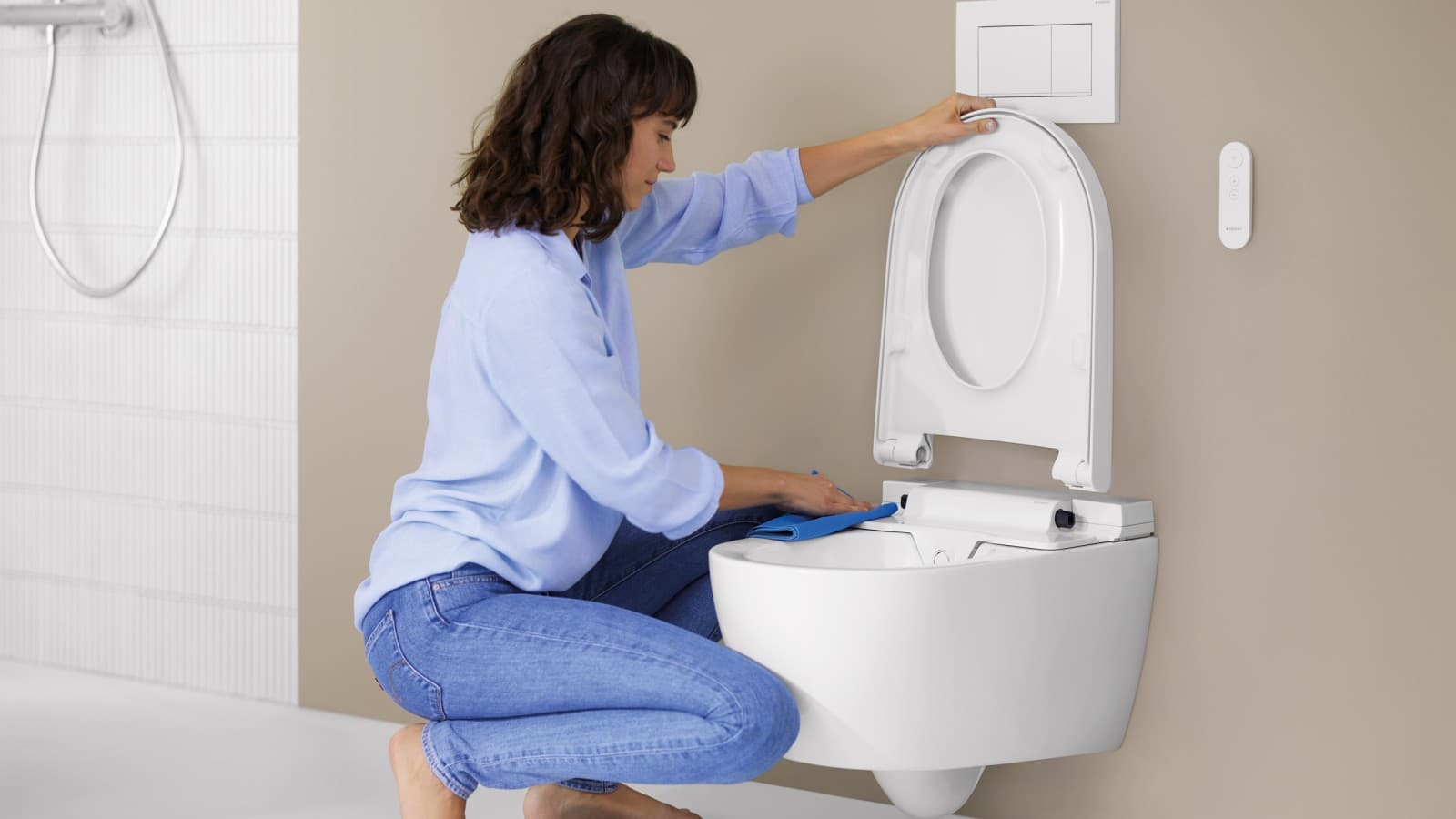 Fonction QuickRelease sur Geberit AquaClean Alba. Le siège de WC peut être retiré en quelques gestes simples pour un nettoyage facile. Fonction QuickRelease sur Geberit AquaClean Alba. Le siège de WC peut être retiré en quelques gestes simples pour un nettoyage facile.
