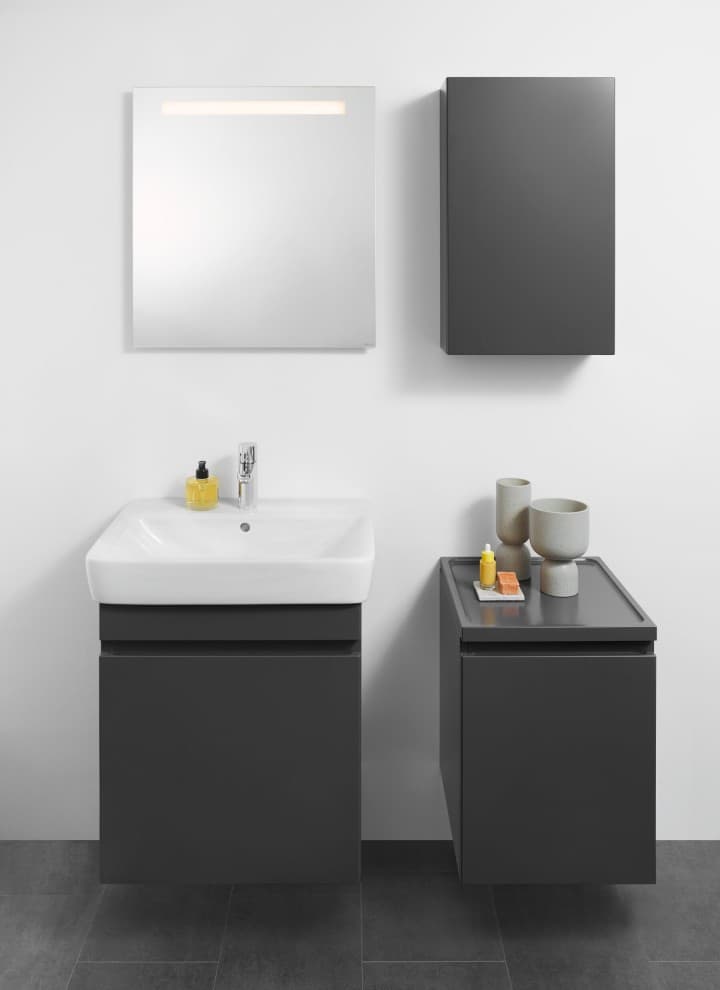 Miroir Option Basic 60 cm combiné avec la série de salle de bains Renova (© Geberit) Miroir Option Basic 60 cm combiné avec la série de salle de bains Renova (© Geberit)