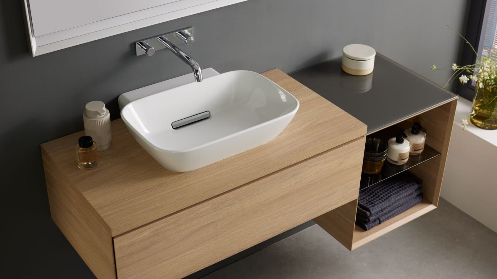 Lavabo à poser Geberit ONE, meuble sous lavabo en chêne Lavabo à poser Geberit ONE, meuble sous lavabo en chêne