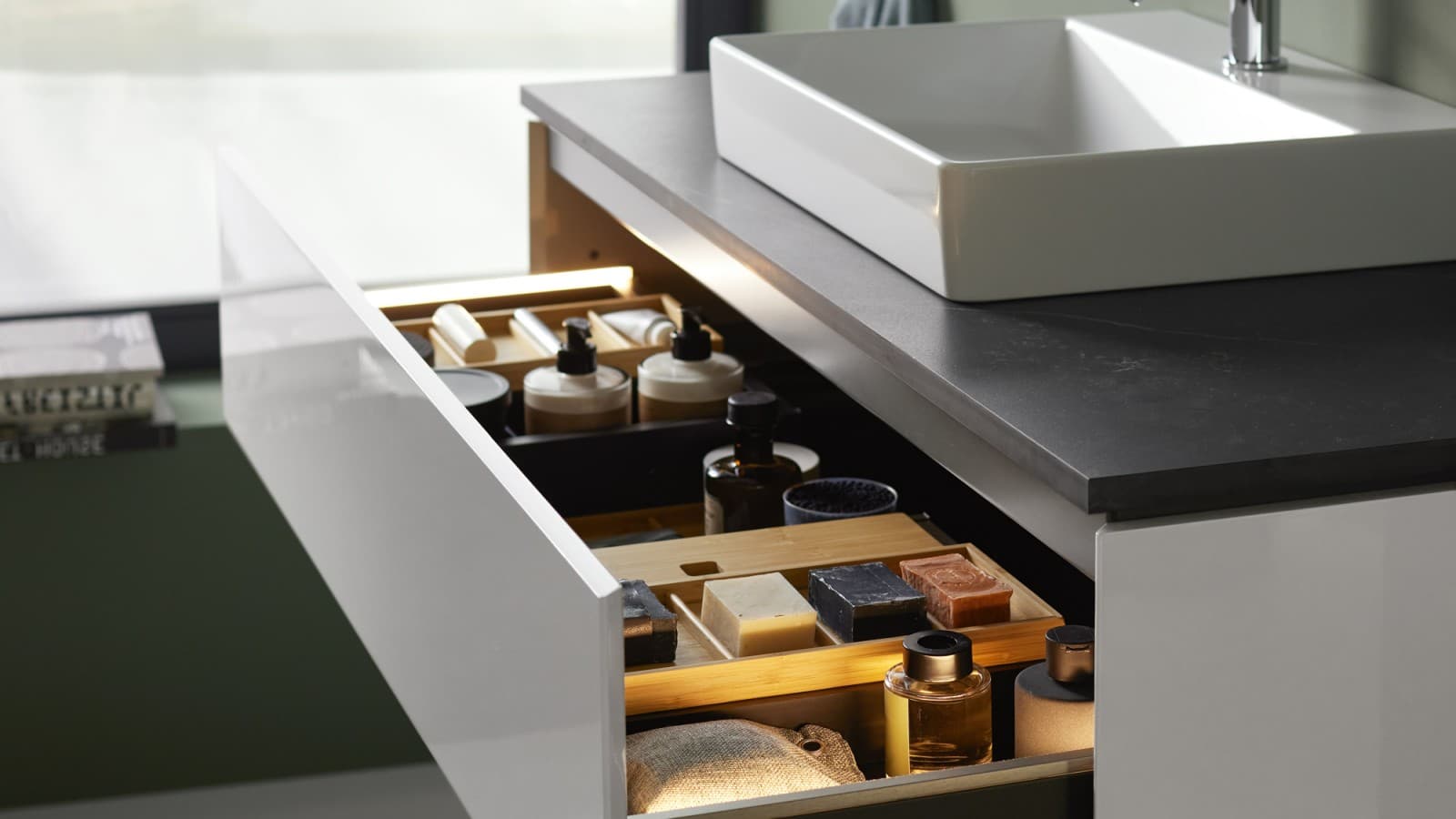 Meuble sous lavabo Geberit ONE ouvert avec un tiroir sans poignées Meuble sous lavabo Geberit ONE ouvert avec un tiroir sans poignées