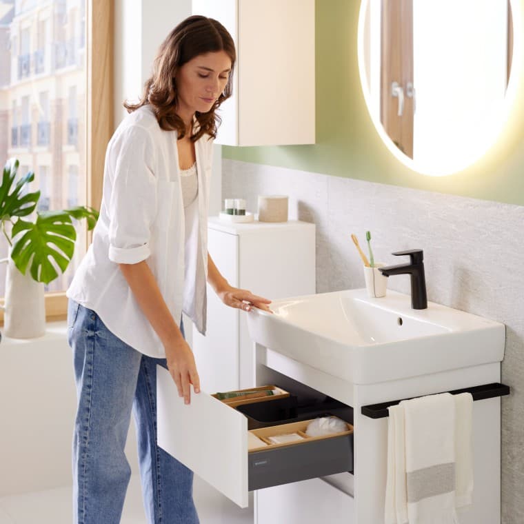 Polyvalents et élégants: les lavabos Geberit Renova Plan – disponibles dans de nombreuses dimensions et designs, ils sont parfaits pour les constructions neuves et les rénovations. Polyvalents et élégants: les lavabos Geberit Renova Plan – disponibles dans de nombreuses dimensions et designs, ils sont parfaits pour les constructions neuves et les rénovations.