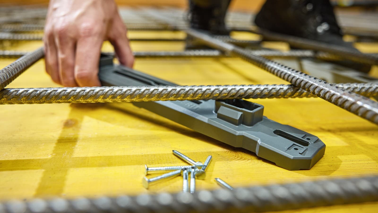 Il braccialetto per incasso nel calcestruzzo Geberit può essere fissato direttamente ai pannelli di casseratura anche con chiodi. Il braccialetto per incasso nel calcestruzzo Geberit può essere fissato direttamente ai pannelli di casseratura anche con chiodi.