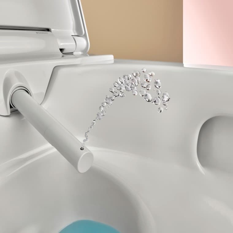 Tra l'altro, AquaClean Alba include la tecnologia per doccetta brevettata WhirlSpray: l'acqua tiepida pulisce le parti intime in modo particolarmente accurato con un getto d'acqua rivitalizzante e delicato. (© Geberit) Tra l'altro, AquaClean Alba include la tecnologia per doccetta brevettata WhirlSpray: l'acqua tiepida pulisce le parti intime in modo particolarmente accurato con un getto d'acqua rivitalizzante e delicato. (© Geberit)
