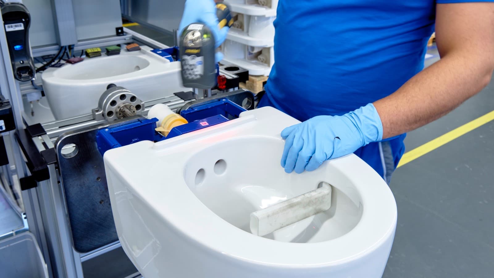Un collaboratore Geberit lavora su un WCdoccetta Geberit AquaClean Mera a Jona Un collaboratore Geberit lavora su un WCdoccetta Geberit AquaClean Mera a Jona