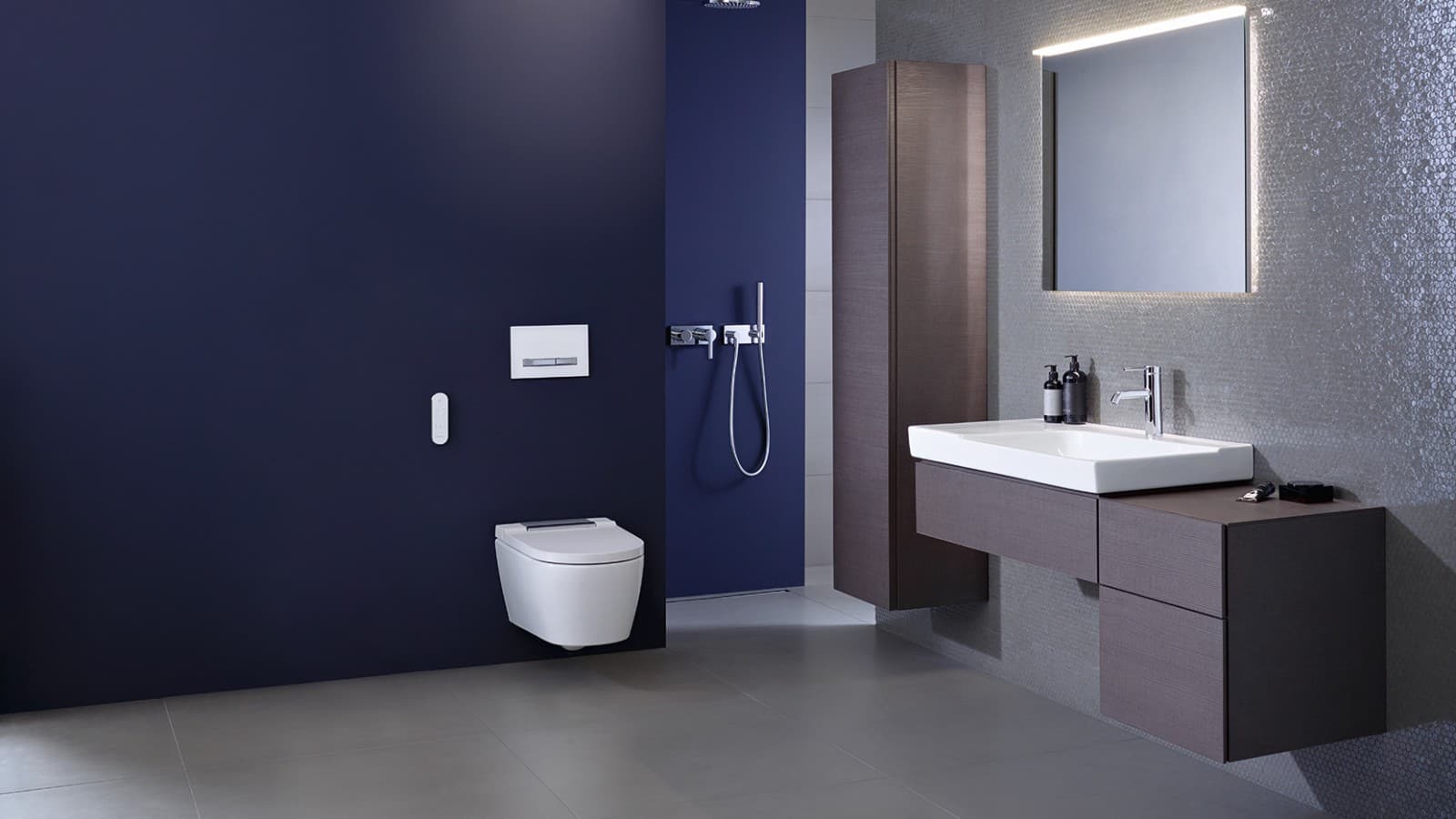 Blaues Badezimmer mit Geberit AquaClean Sela Blaues Badezimmer mit Geberit AquaClean Sela