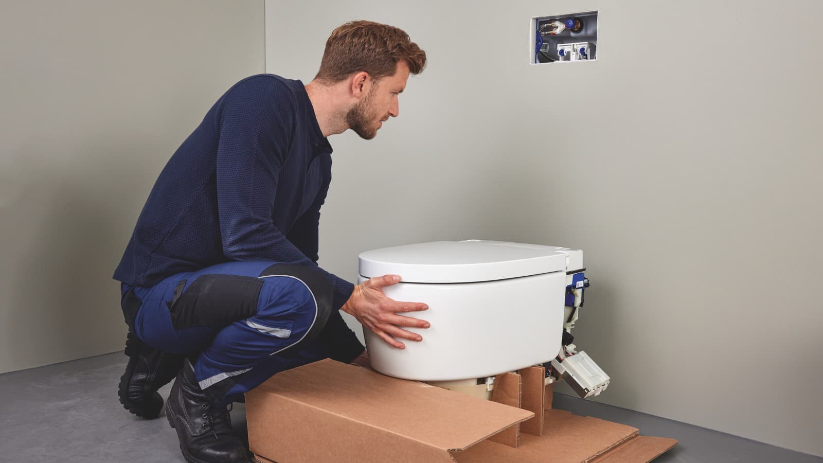 Un installatore idrosanitario installa un WCdoccetta Geberit AquaClean Sela Un installatore idrosanitario installa un WCdoccetta Geberit AquaClean Sela