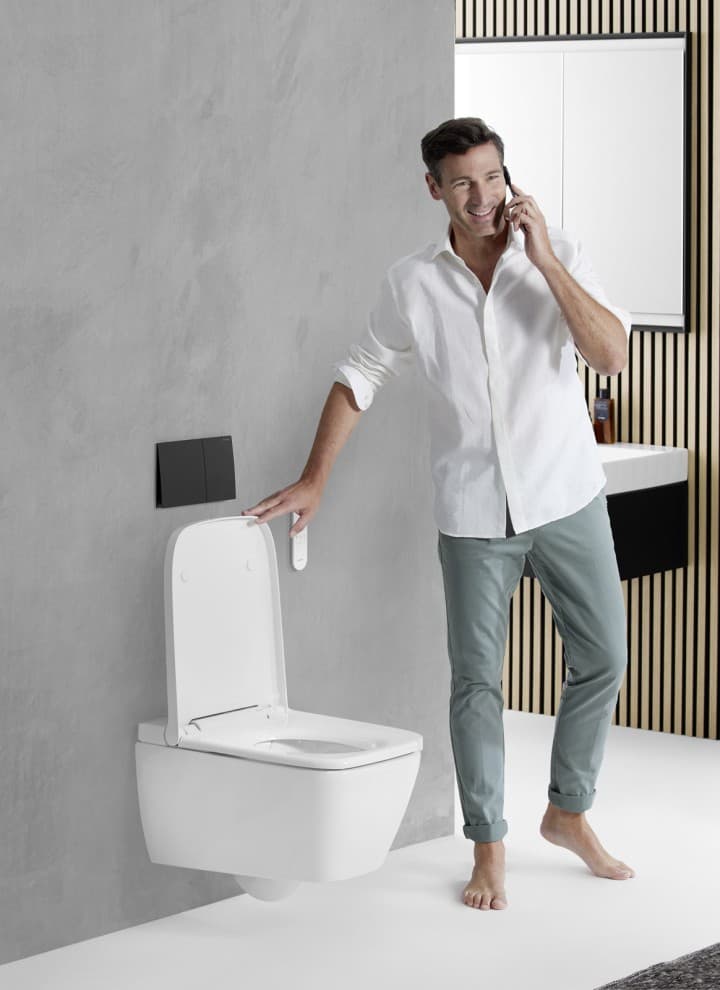 Customer Service Geberit AquaClean Mitarbeiterin am Telefon Customer Service Geberit AquaClean Mitarbeiterin am Telefon