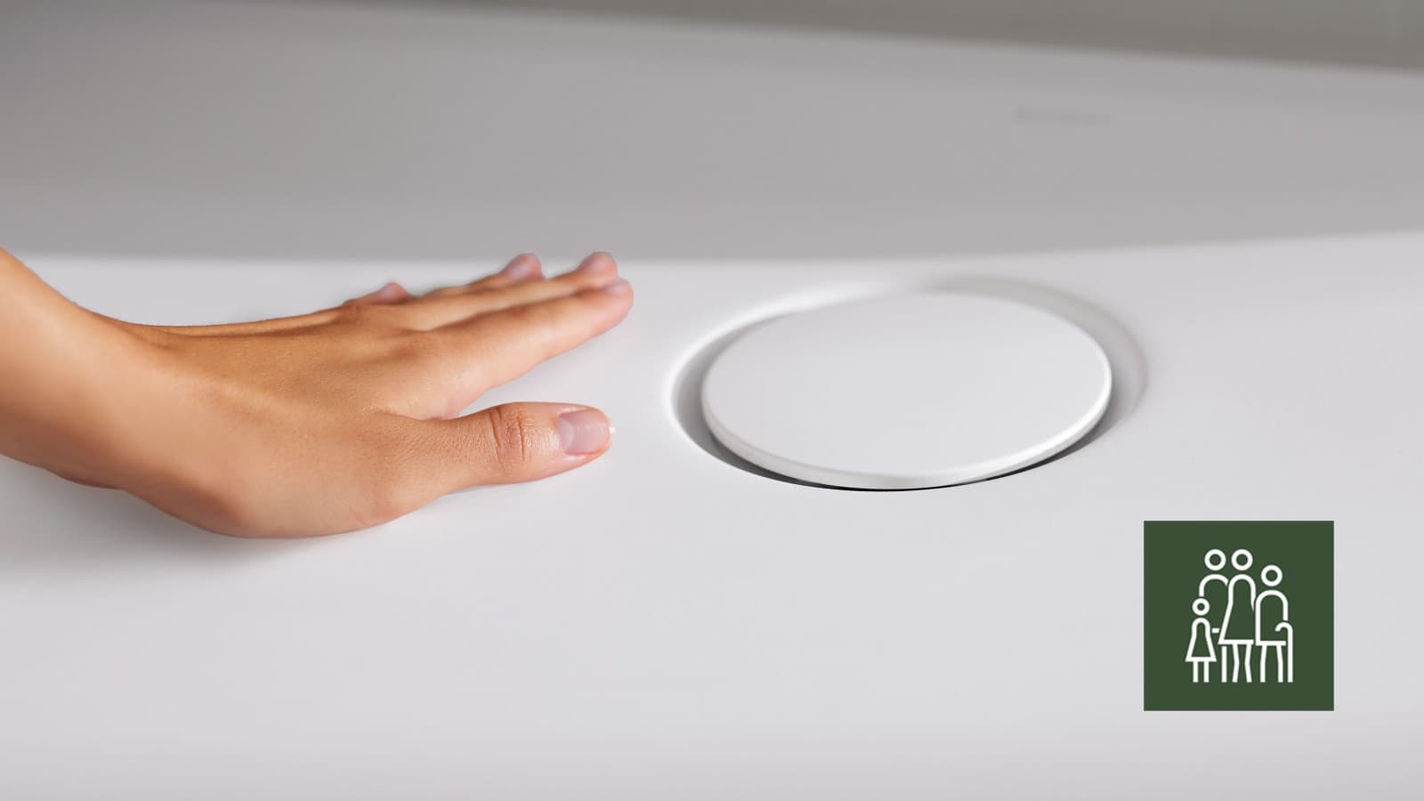 Une main effleure le receveur de douche Geberit CleanFloor30 Une main effleure le receveur de douche Geberit CleanFloor30