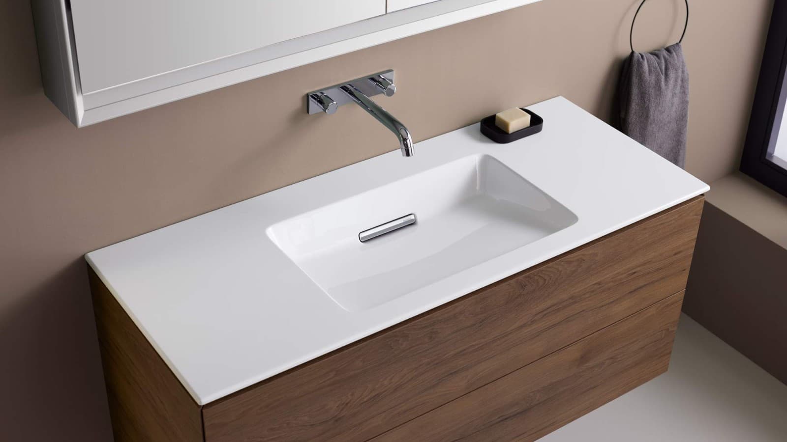 Lavabo Geberit ONE con bordo sottile e mobile sottolavabo in marrone noce Lavabo Geberit ONE con bordo sottile e mobile sottolavabo in marrone noce