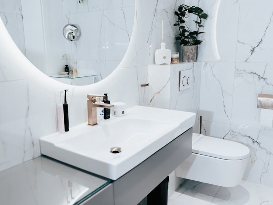 Salle de bains blanche aménagée avec des équipements de salle de bains Geberit Salle de bains blanche aménagée avec des équipements de salle de bains Geberit
