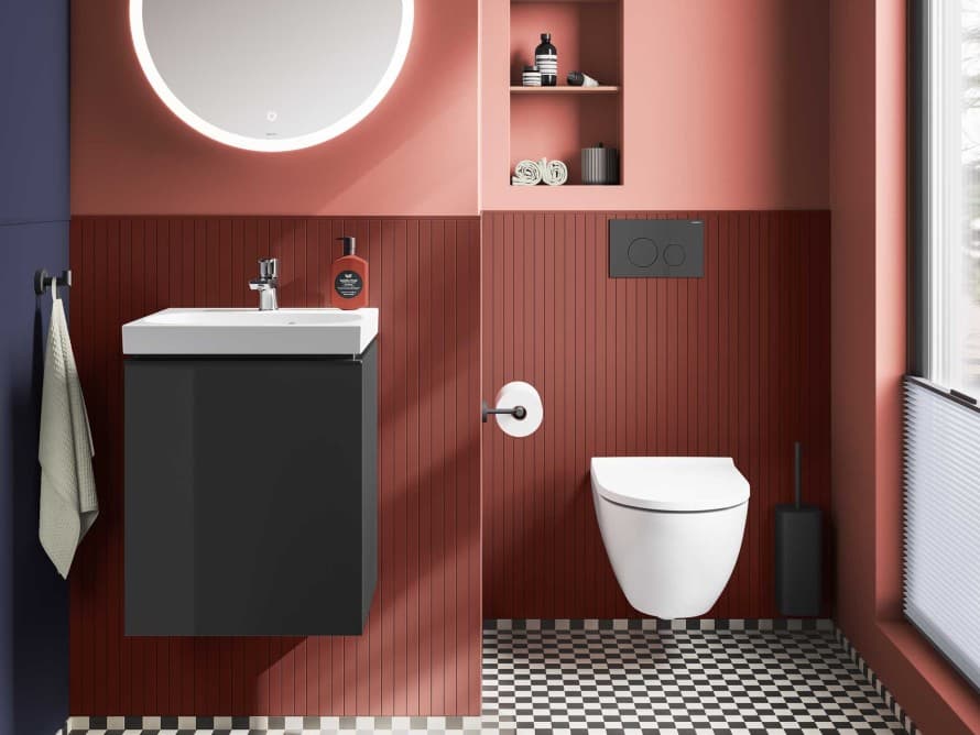 Salle de bains d'invités dans des tons terre cuite chaleureux, équipée de la gamme Geberit Acanto Salle de bains d'invités dans des tons terre cuite chaleureux, équipée de la gamme Geberit Acanto