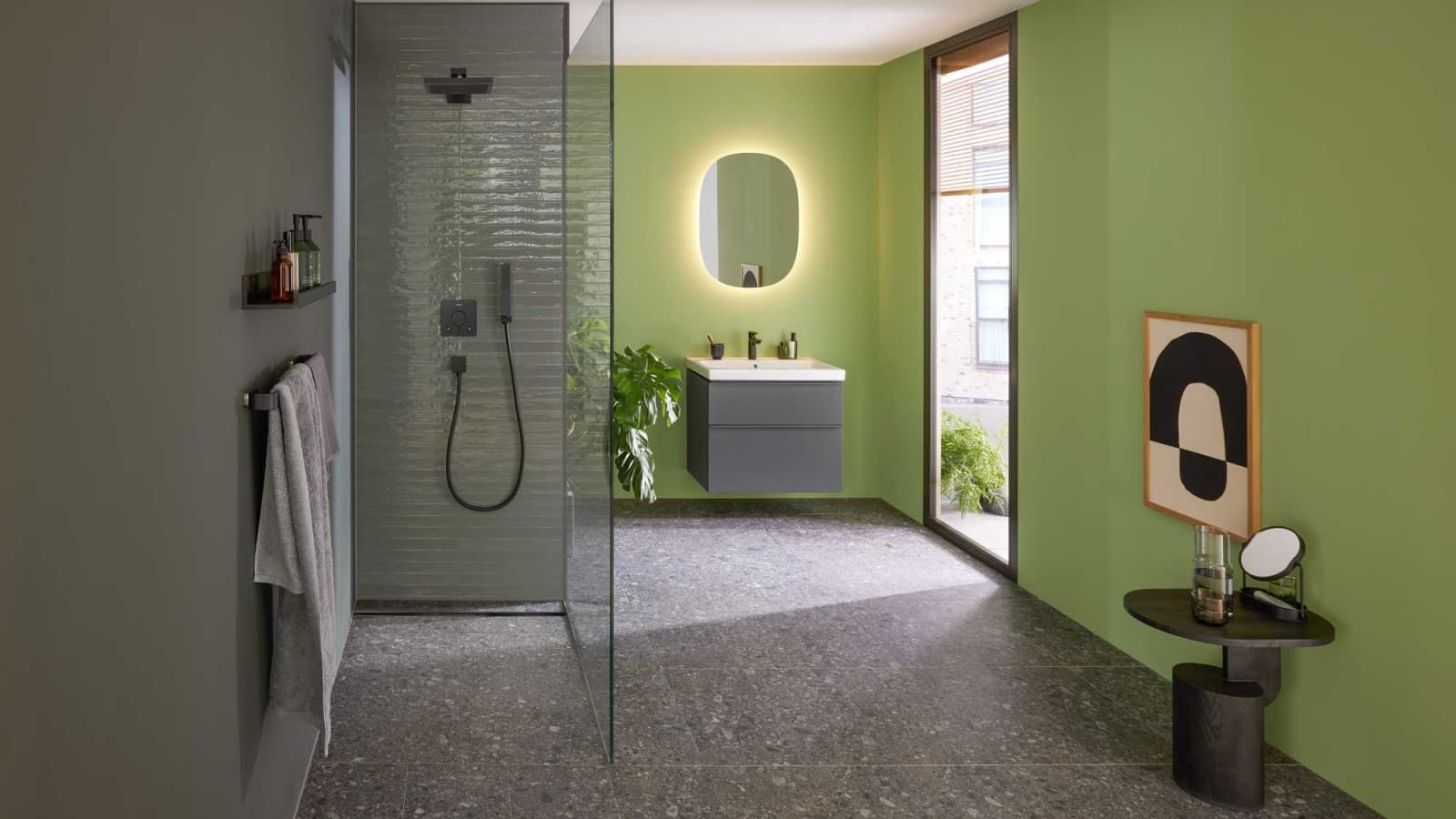 Salle de bains dans les tons verts, avec meubles et céramiques Geberit iCon, écoulement de douche Geberit CleanLine30 en noir et miroir ovale Geberit Option. Salle de bains dans les tons verts, avec meubles et céramiques Geberit iCon, écoulement de douche Geberit CleanLine30 en noir et miroir ovale Geberit Option.