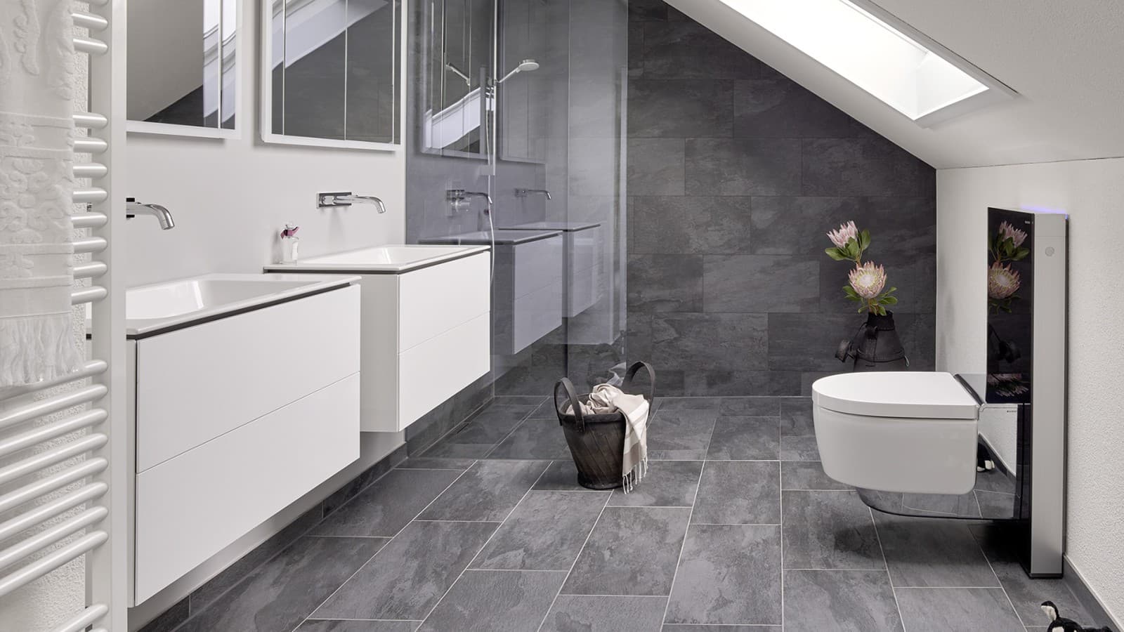 Bagno con tetto spiovente e prodotti della serie Geberit ONE e Geberit AquaClean con Monolith Bagno con tetto spiovente e prodotti della serie Geberit ONE e Geberit AquaClean con Monolith