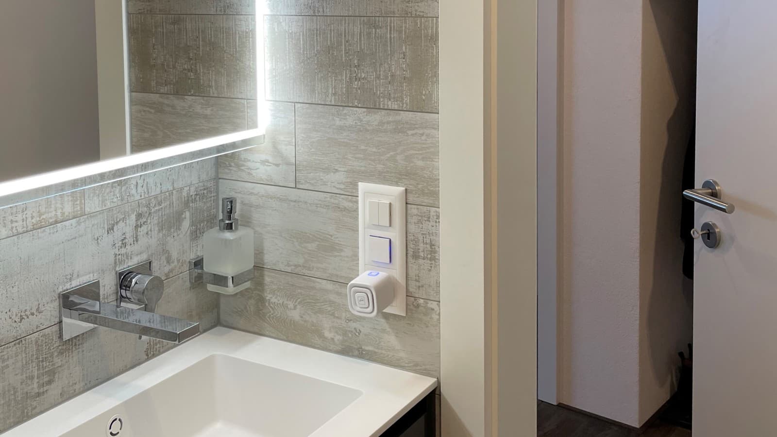 Una porta che si apre verso l’esterno consente di risparmiare spazio nel bagno Una porta che si apre verso l’esterno consente di risparmiare spazio nel bagno