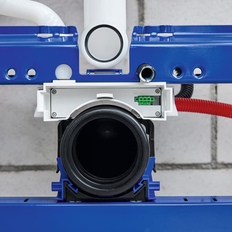 L’électricien pose la gaine vide pour le raccordement électrique et raccorde la tablette intermédiaire du boîtier au secteur L’électricien pose la gaine vide pour le raccordement électrique et raccorde la tablette intermédiaire du boîtier au secteur