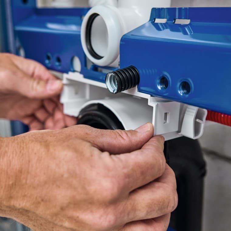 Le professionnel du sanitaire pose l’élément d’installation pour WC et prémonte le boîtier Power & Connect de Geberit Le professionnel du sanitaire pose l’élément d’installation pour WC et prémonte le boîtier Power & Connect de Geberit