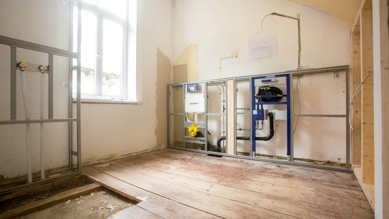 Les maîtres dʼouvrage ont opté pour des produits Geberit également derrière la paroi. Les maîtres dʼouvrage ont opté pour des produits Geberit également derrière la paroi.