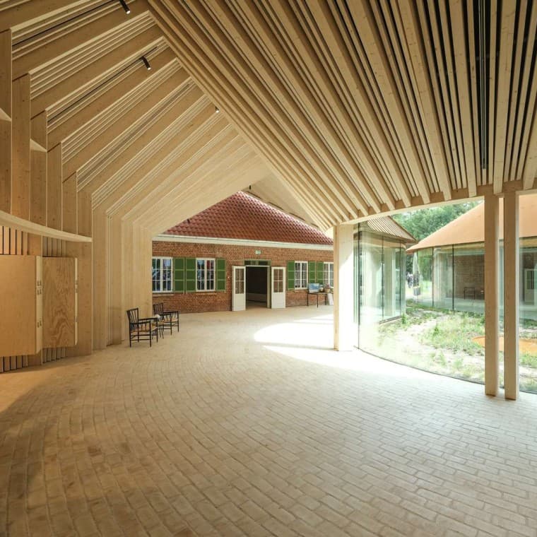 80 000 briques jaunes ornent le sol du musée, comme ici à lʼintérieur du bâtiment de liaison. (R_Hjortshoj) 80 000 briques jaunes ornent le sol du musée, comme ici à lʼintérieur du bâtiment de liaison. (R_Hjortshoj)