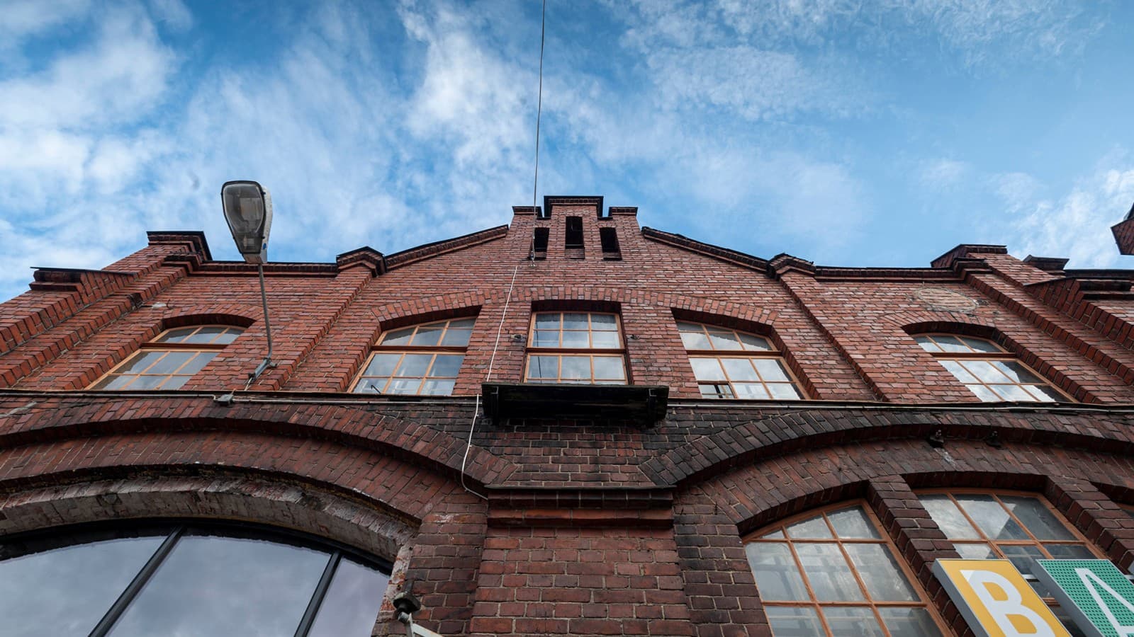 La fabbrica ferroviaria, sottoposta a tutela, è considerata uno degli edifici industriali più famosi della Finlandia. (© Kansallis Teatteri) La fabbrica ferroviaria, sottoposta a tutela, è considerata uno degli edifici industriali più famosi della Finlandia. (© Kansallis Teatteri)
