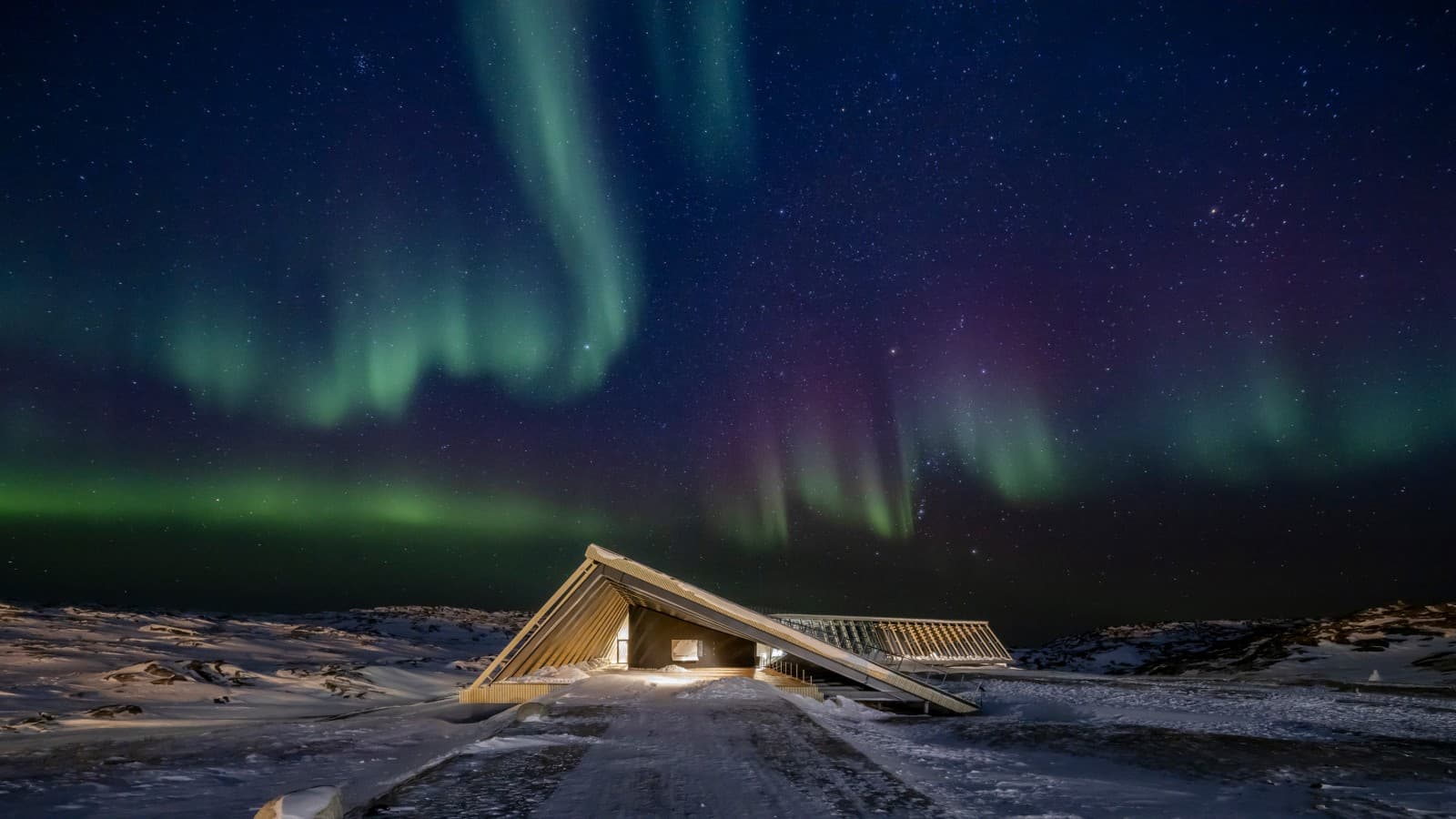 Il centro Icefjord nella spettacolare aurora boreale della notte polare groenlandese (© Adam Mørk) Il centro Icefjord nella spettacolare aurora boreale della notte polare groenlandese (© Adam Mørk)