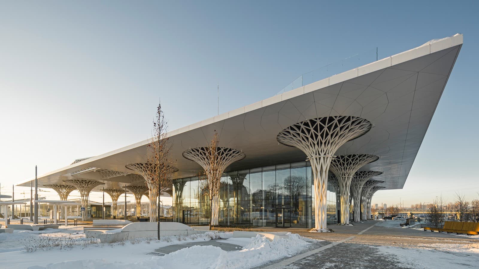 Le cube de verre de la gare centrale de Lublin fait partie intégrante du corps de l’édifice, avec son toit et ses colonnes ajourées (© Rafał Chojnacki) Le cube de verre de la gare centrale de Lublin fait partie intégrante du corps de l’édifice, avec son toit et ses colonnes ajourées (© Rafał Chojnacki)