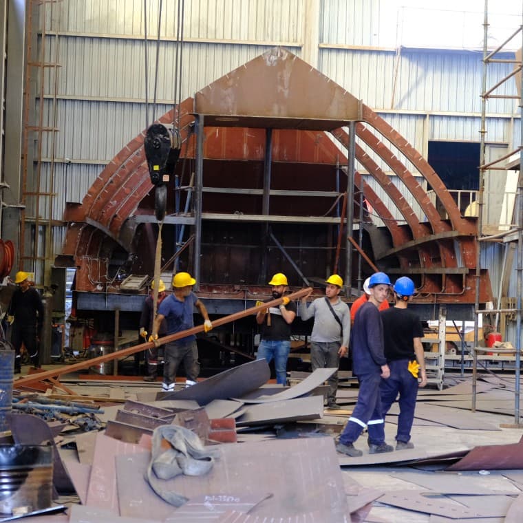 Activité intense dans le chantier naval ADA à Bodrum. La construction du yacht requiert beaucoup de personnel spécialisé et dure deux bonnes années (© Serkan Ali Çiftçi) Activité intense dans le chantier naval ADA à Bodrum. La construction du yacht requiert beaucoup de personnel spécialisé et dure deux bonnes années (© Serkan Ali Çiftçi)