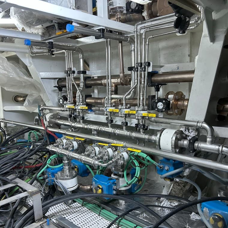 Voici à quoi ressemble la salle des machines d’un yacht du chantier naval Su Marine. Les conduites Mapress acier inoxydable et CuNiFe sont installées dans un espace très restreint (© Su Marine Yachting) Voici à quoi ressemble la salle des machines d’un yacht du chantier naval Su Marine. Les conduites Mapress acier inoxydable et CuNiFe sont installées dans un espace très restreint (© Su Marine Yachting)