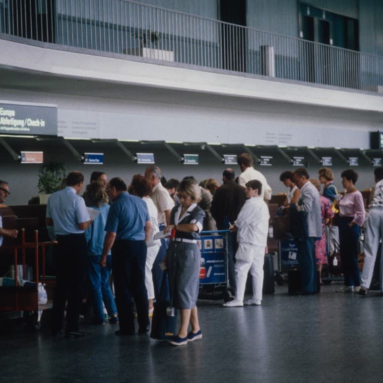 Des passagers attendent dans la zone de transit du terminal A (photo prise en 1986) (© Bibliothèque de l’EPF Zurich) Des passagers attendent dans la zone de transit du terminal A (photo prise en 1986) (© Bibliothèque de l’EPF Zurich)