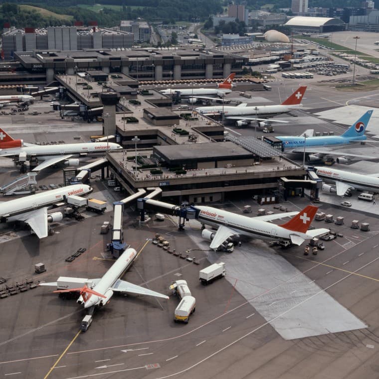 Vue aérienne du terminal B de Zurich dans les années 1980 (© Swissair) Vue aérienne du terminal B de Zurich dans les années 1980 (© Swissair)