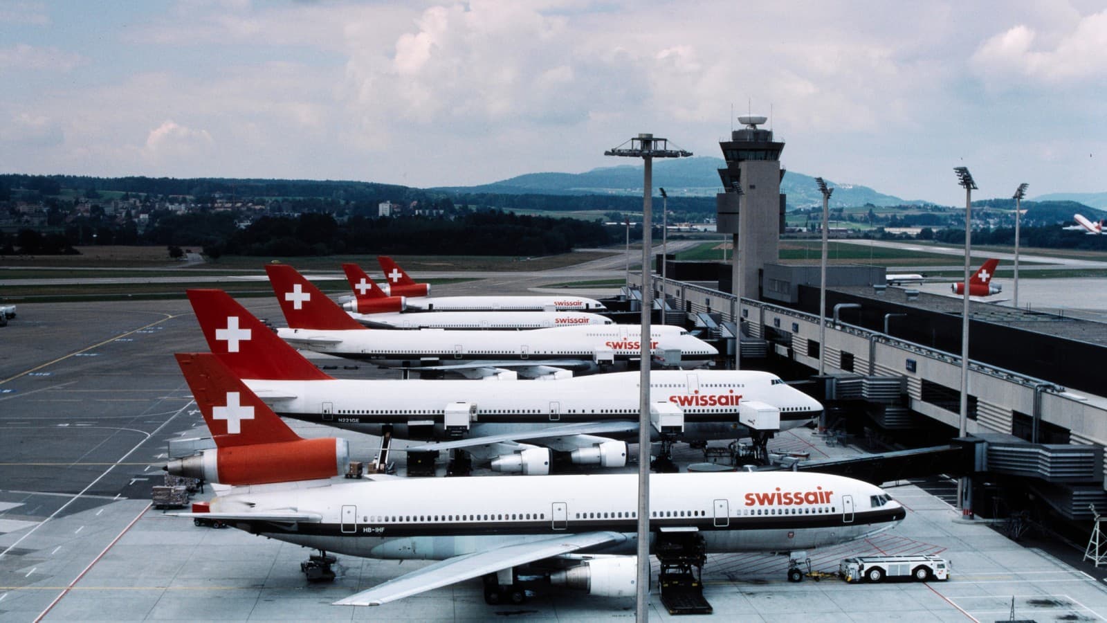 Aerei dell'ex Swissair fermi al molo del terminal A di Zurigo negli anni '80 (© Biblioteca dell’ETH di Zurigo) Aerei dell'ex Swissair fermi al molo del terminal A di Zurigo negli anni '80 (© Biblioteca dell’ETH di Zurigo)