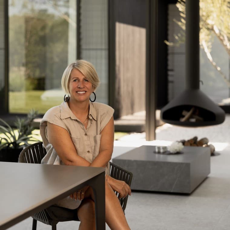 Quand il pleut (vraiment fort), la cheminée crée une ambiance chaleureuse, pendant que Geberit Pluvia assure une évacuation optimale des eaux de toiture (© Alyne Media) Quand il pleut (vraiment fort), la cheminée crée une ambiance chaleureuse, pendant que Geberit Pluvia assure une évacuation optimale des eaux de toiture (© Alyne Media)