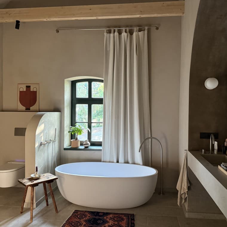 Les salles de bains portent chacune leur propre nom – ici, la «salle de bains beige» (© Büşra Qadir) Les salles de bains portent chacune leur propre nom – ici, la «salle de bains beige» (© Büşra Qadir)