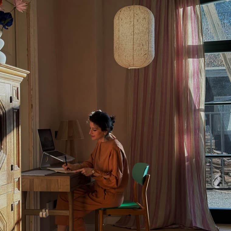 Büşra Qadir a baptisé son style d’intérieur «Fusion Living» – une approche qui mêle cultures, styles et couleurs (© Büşra Qadir) Büşra Qadir a baptisé son style d’intérieur «Fusion Living» – une approche qui mêle cultures, styles et couleurs (© Büşra Qadir)