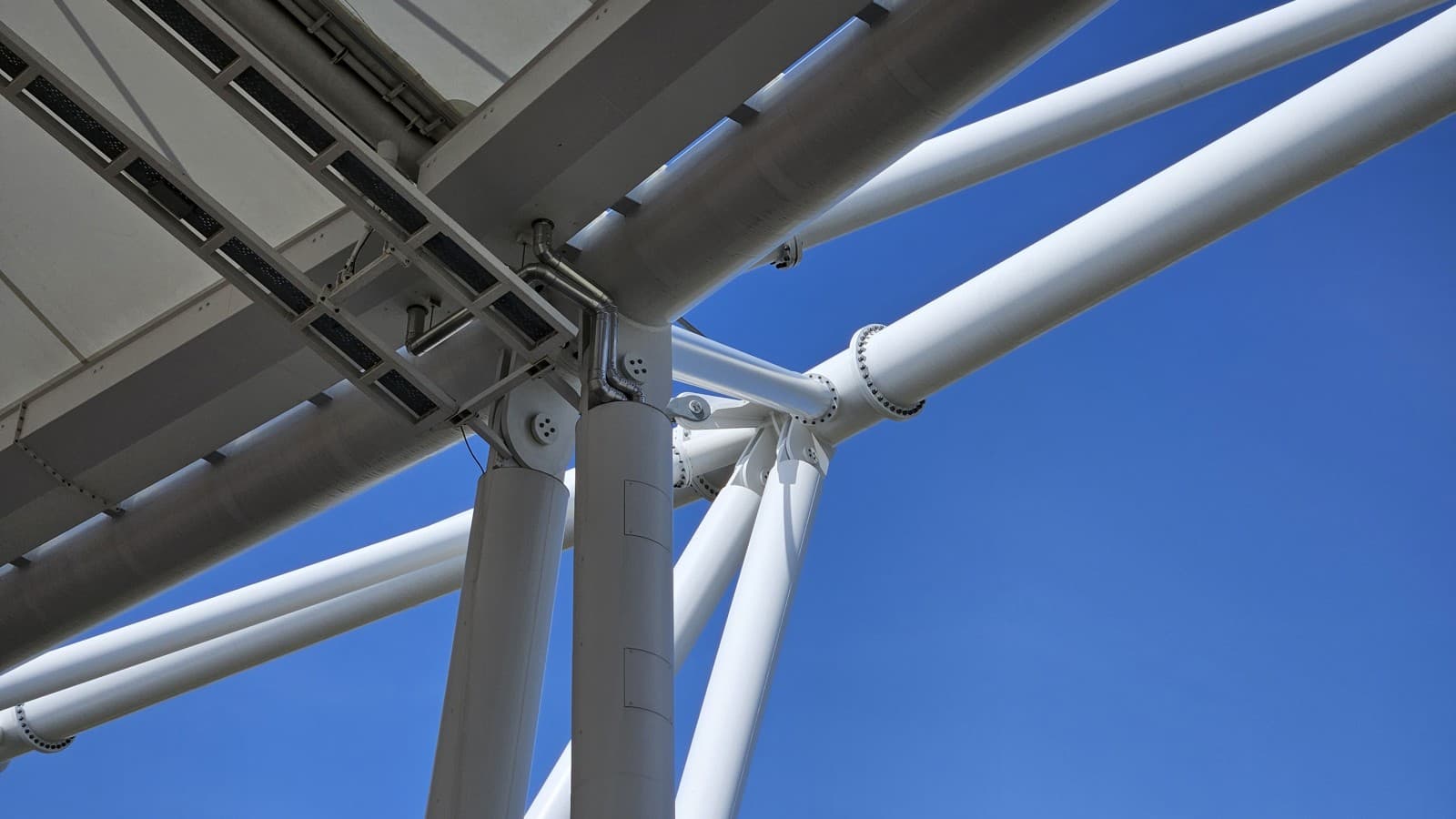 Das Geberit Pluvia Dachentwässerungssystem verläuft versteckt (© Geberit) Das Geberit Pluvia Dachentwässerungssystem verläuft versteckt (© Geberit)