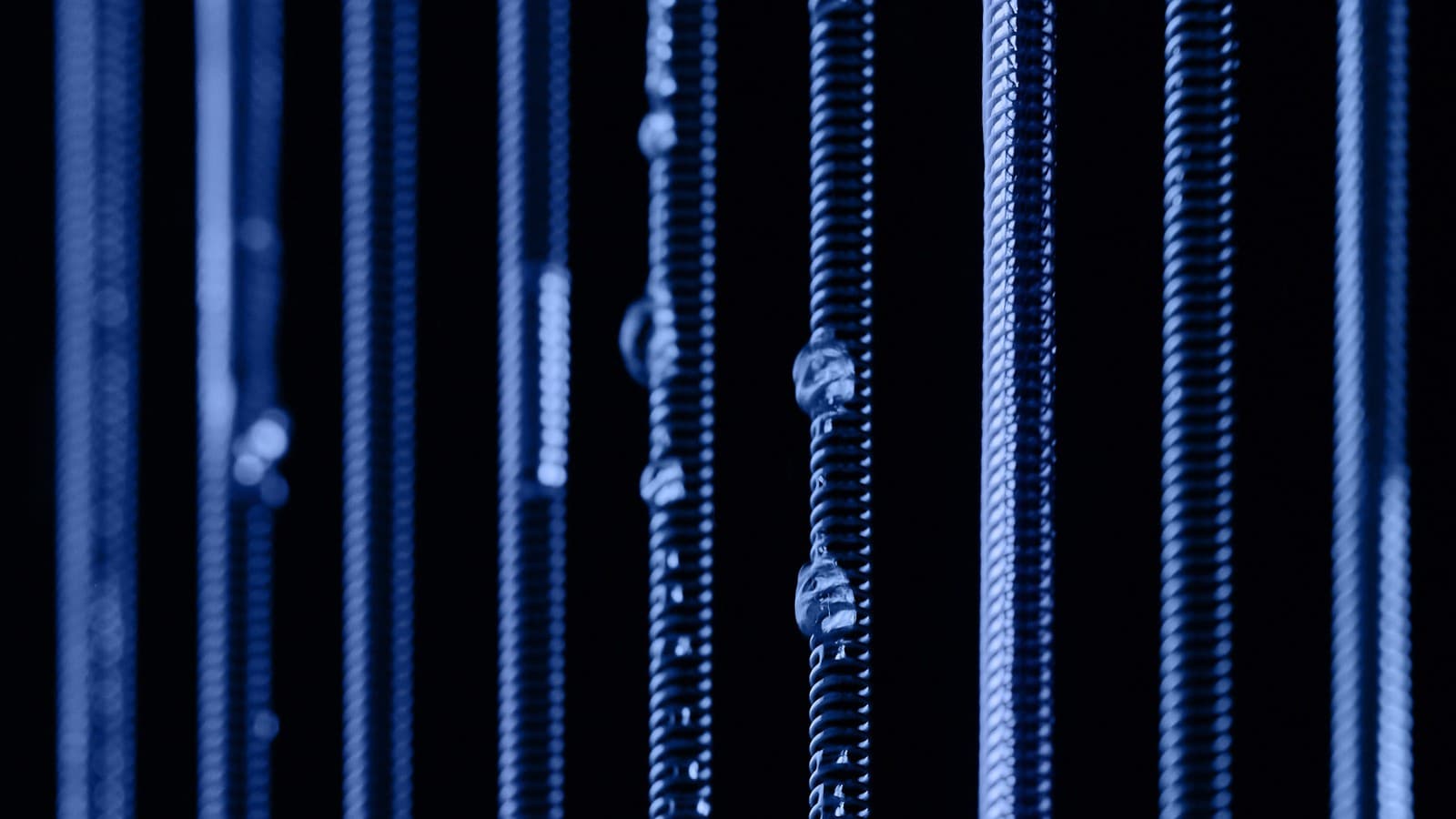 Gocce d′acqua che scorrono lungo molle tese (© Joan Minder) Gocce d′acqua che scorrono lungo molle tese (© Joan Minder)