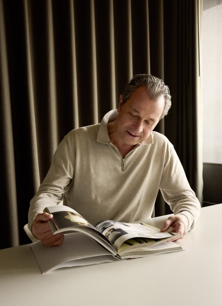 Aurel Aebi è cofondatore del rinomato studio di design svizzero atelier oï (© Joan Minder) Aurel Aebi è cofondatore del rinomato studio di design svizzero atelier oï (© Joan Minder)