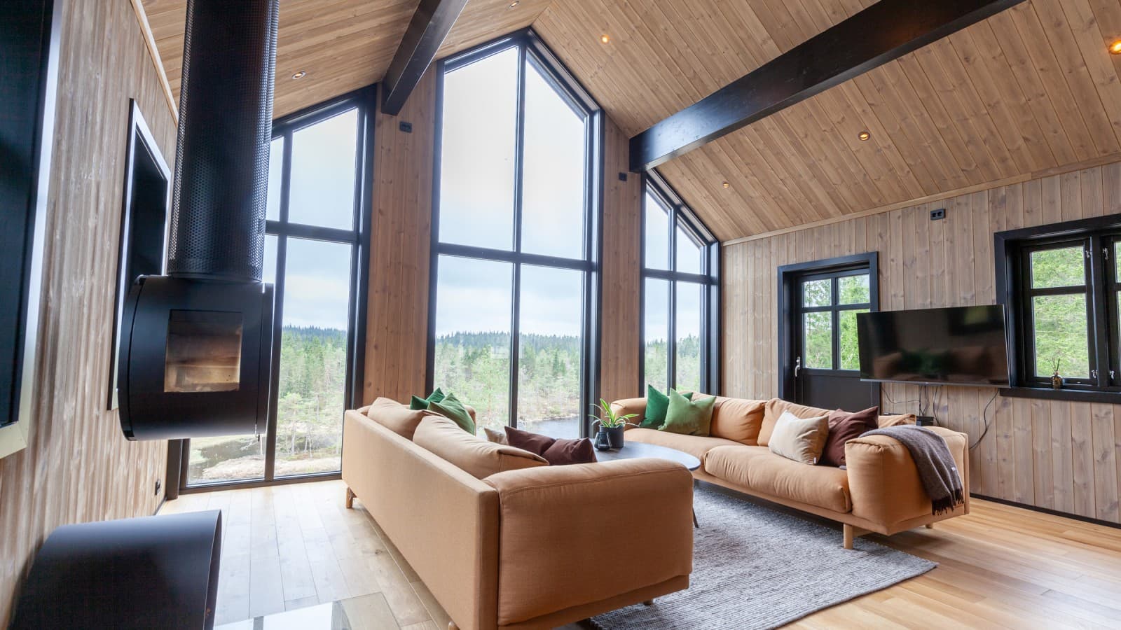 L′interno del castello da fiaba è accogliente grazie al legno e, grazie alle ampie vetrate, è anche molto luminoso (© Geberit) L′interno del castello da fiaba è accogliente grazie al legno e, grazie alle ampie vetrate, è anche molto luminoso (© Geberit)