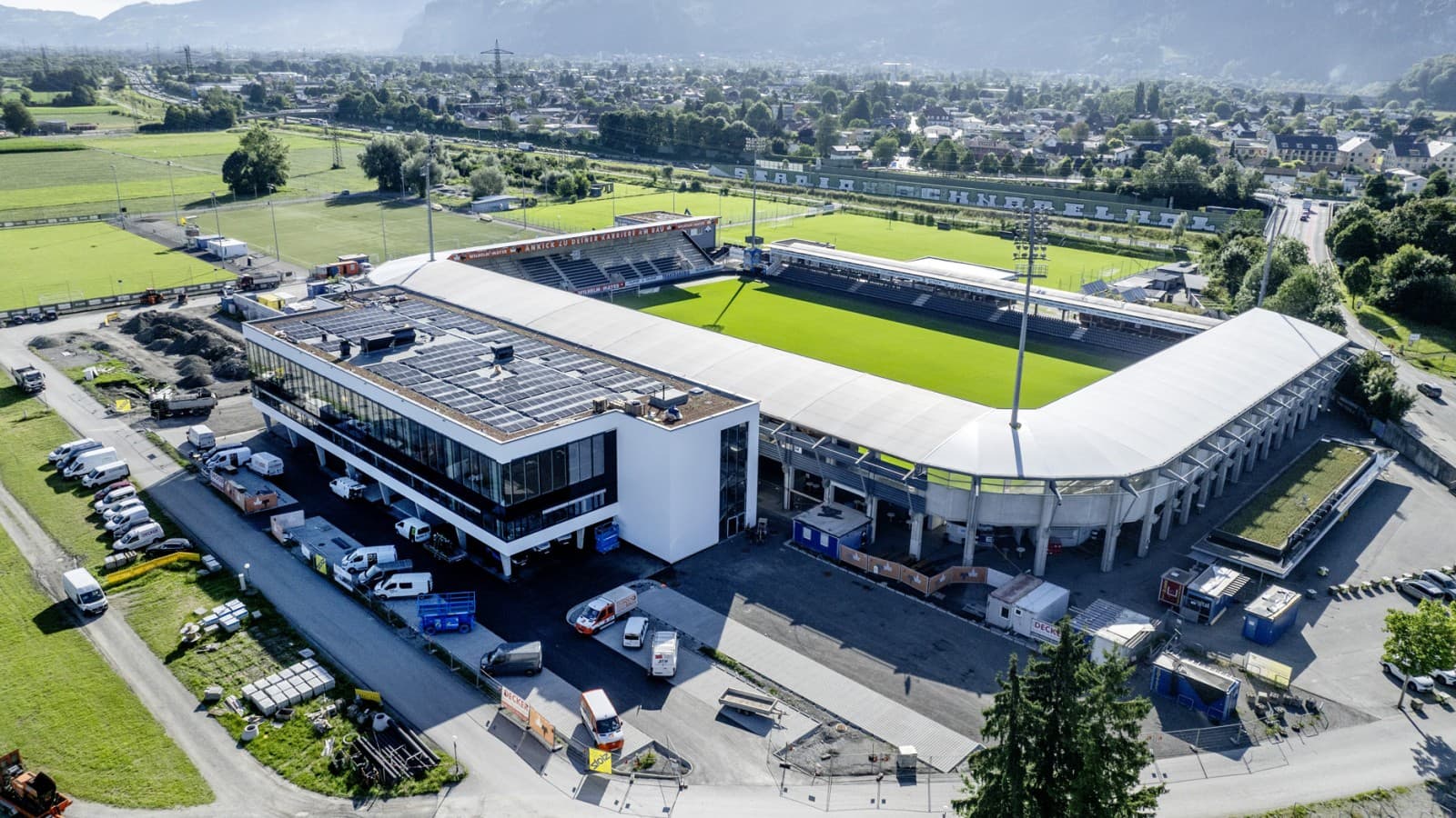Nel 2025, il complesso dello stadio di calcio dello SCR Altach è stato ampliato con un nuovo edificio direzionale Nel 2025, il complesso dello stadio di calcio dello SCR Altach è stato ampliato con un nuovo edificio direzionale