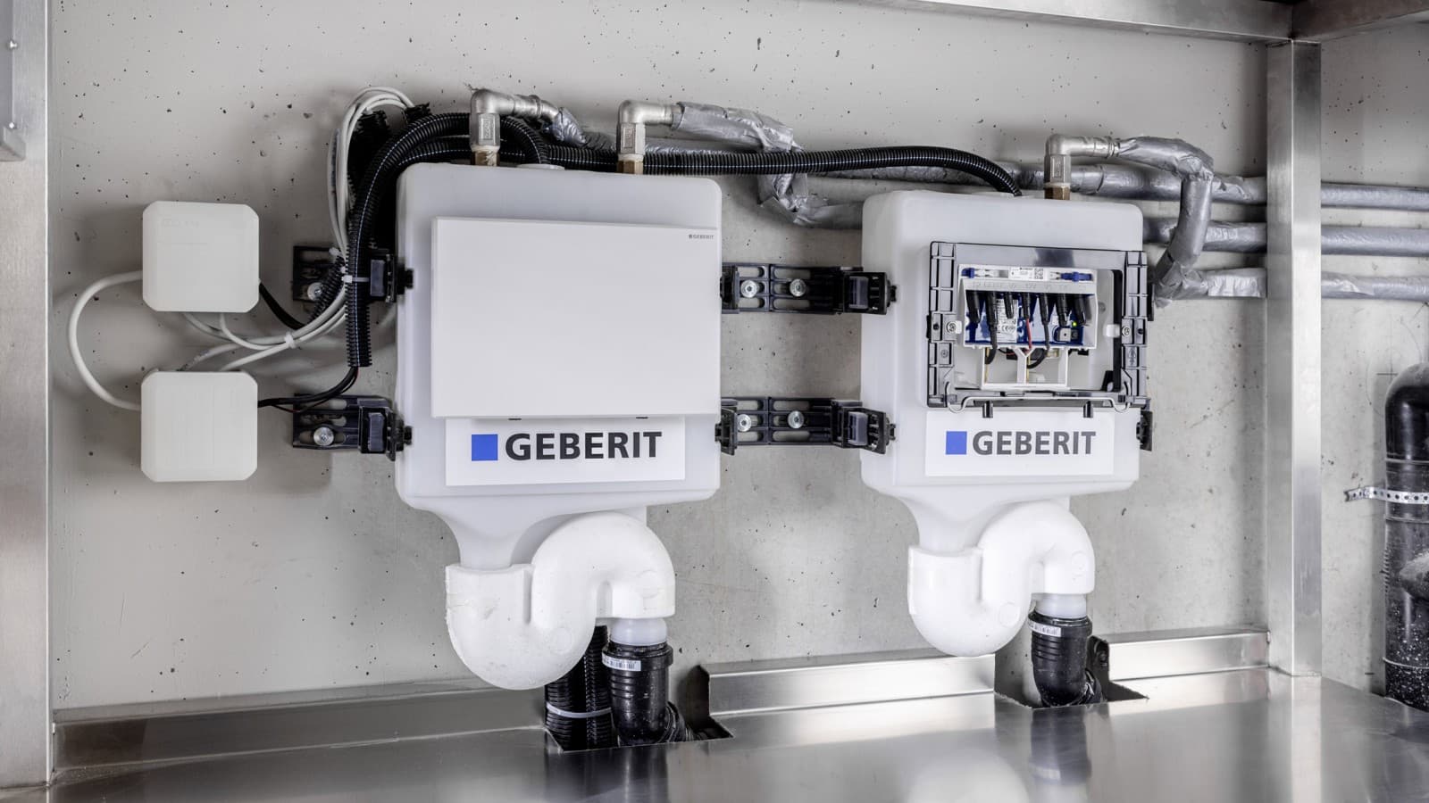 Due risciacqui igienici Geberit HS50 garantiscono l’igiene dell’acqua potabile nella cucina industriale dell’area catering Due risciacqui igienici Geberit HS50 garantiscono l’igiene dell’acqua potabile nella cucina industriale dell’area catering