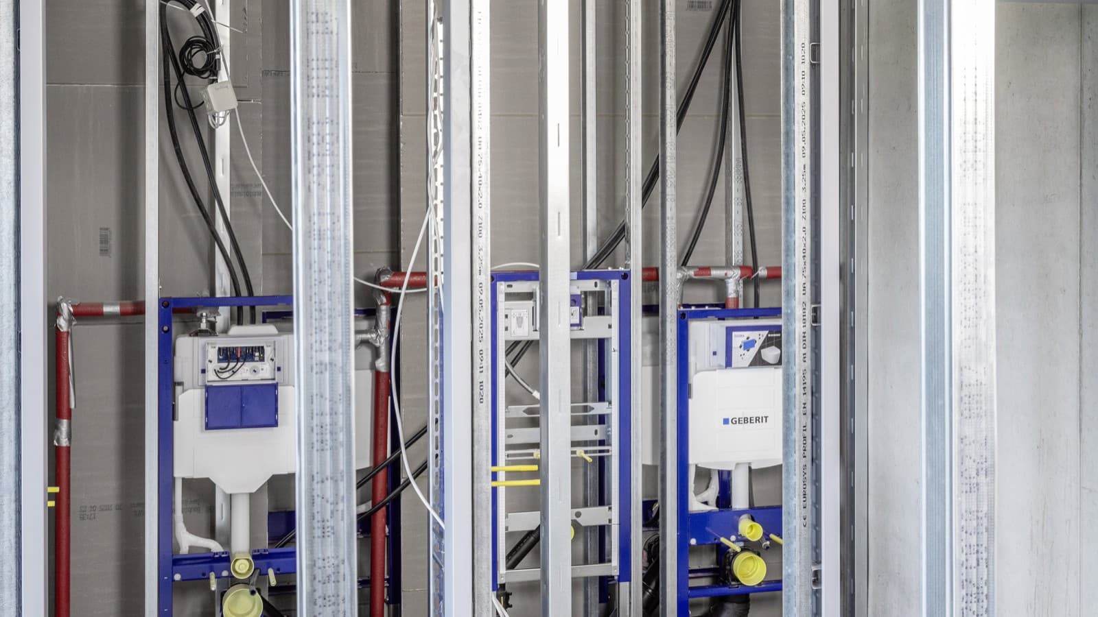 L’installazione degli impianti idrosanitari nei bagni del Business Center è stata realizzata con gli elementi di installazione Geberit Duofix L’installazione degli impianti idrosanitari nei bagni del Business Center è stata realizzata con gli elementi di installazione Geberit Duofix