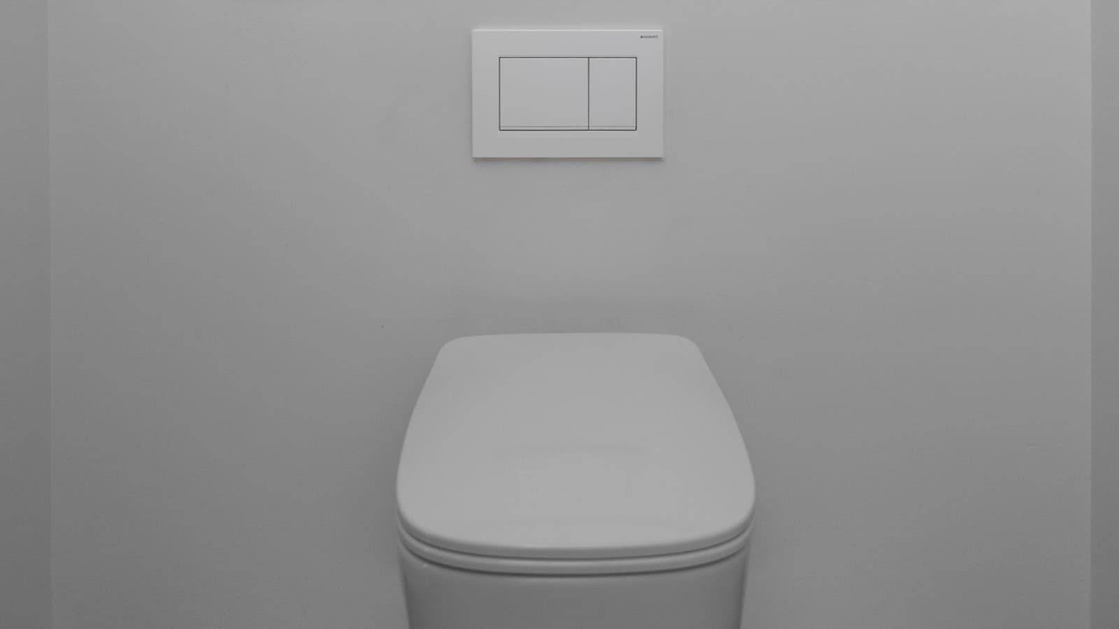 Bagno con placca di comando Geberit Sigma30 (© Geberit) Bagno con placca di comando Geberit Sigma30 (© Geberit)