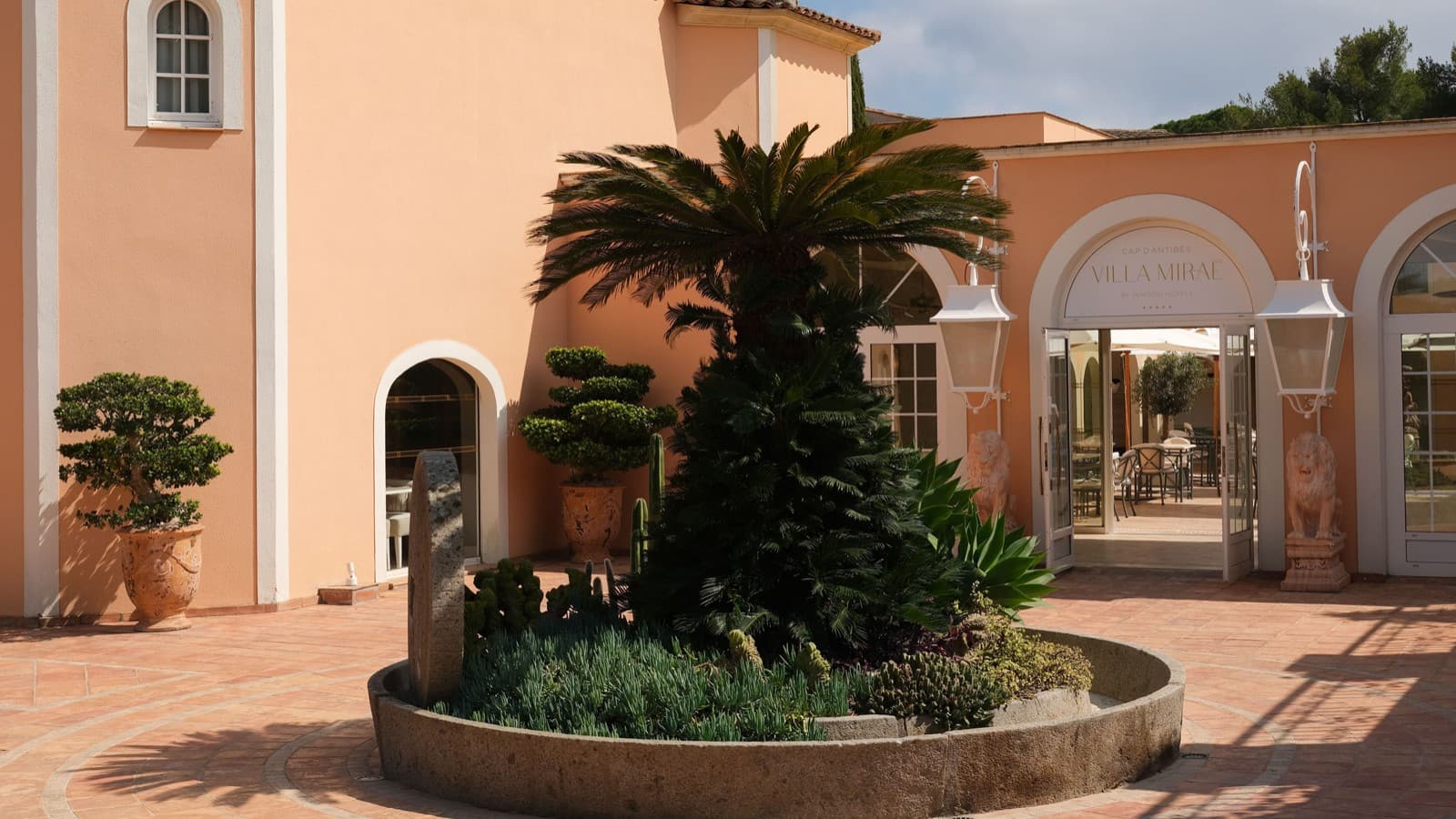 Aussenaufnahme der Villa Miraé in Antibes (© Marion Butet Studio) Aussenaufnahme der Villa Miraé in Antibes (© Marion Butet Studio)