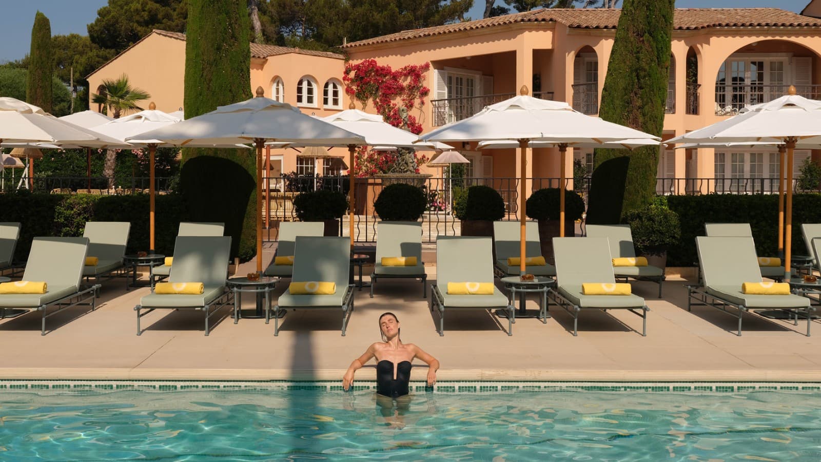Pool vor der Villa Miraé in Antibes (© Marion Butet Studio) Pool vor der Villa Miraé in Antibes (© Marion Butet Studio)