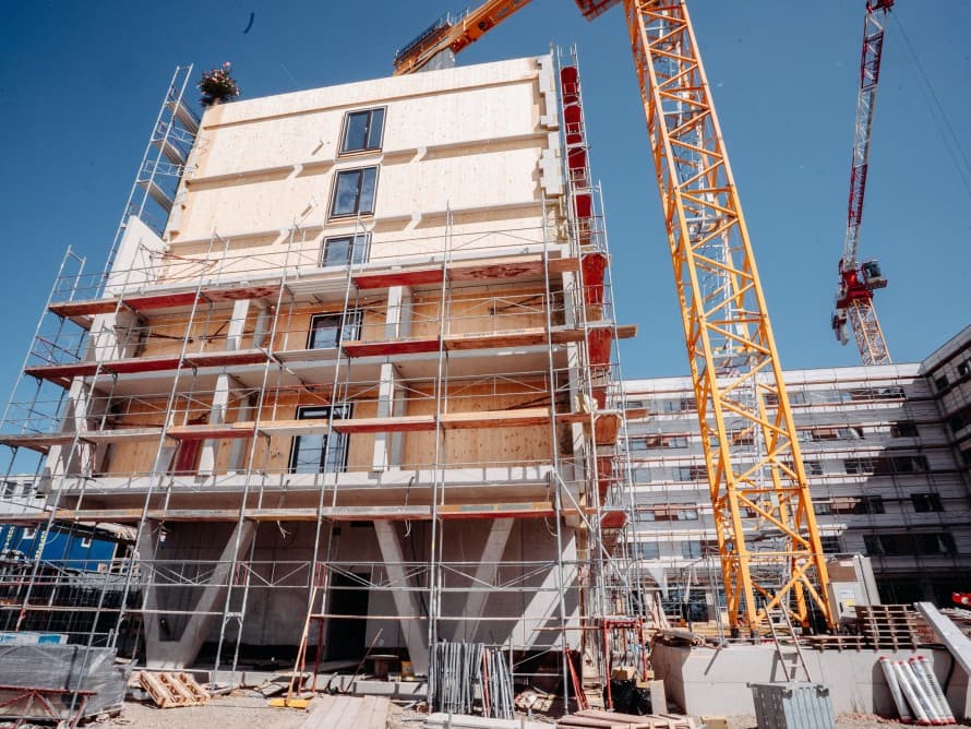 Per quanto riguarda i tempi di costruzione, la tecnica di costruzione ibrida in legno stabilisce nuovi standard grazie all′elevato grado di prefabbricazione (© Tobias Singer) Per quanto riguarda i tempi di costruzione, la tecnica di costruzione ibrida in legno stabilisce nuovi standard grazie all′elevato grado di prefabbricazione (© Tobias Singer)