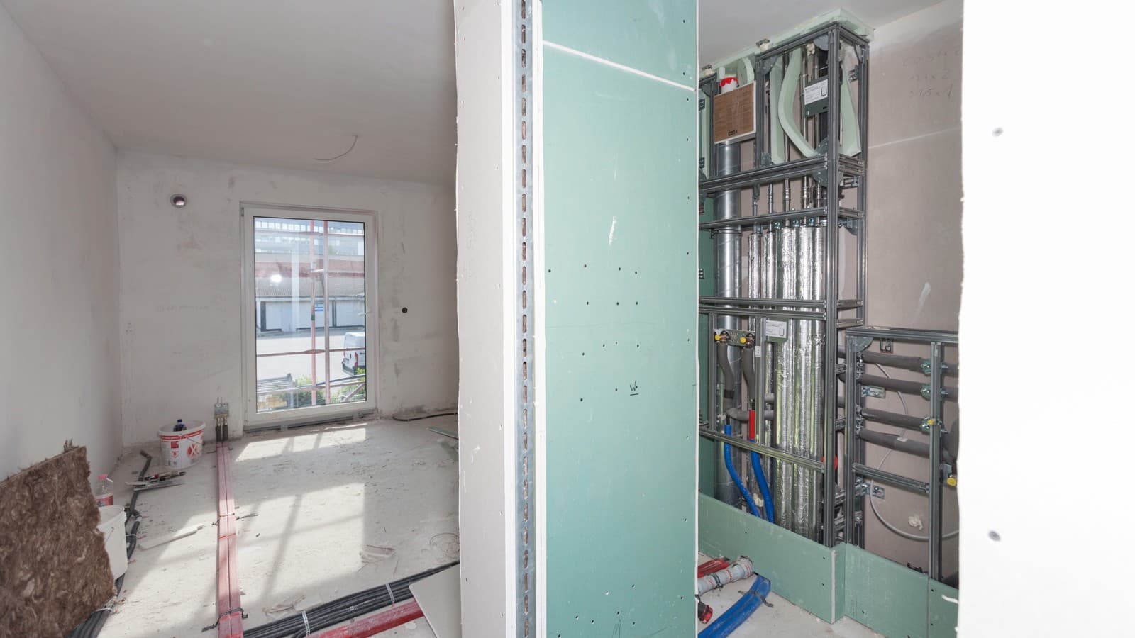 Le installazioni applicate davanti alla parete e prefabbricate a livello industriale Geberit GIS per il sistema completo di alimentazione e smaltimento hanno accorciato i tempi di costruzione di tre mesi. Immagine: Geberit. Le installazioni applicate davanti alla parete e prefabbricate a livello industriale Geberit GIS per il sistema completo di alimentazione e smaltimento hanno accorciato i tempi di costruzione di tre mesi. Immagine: Geberit.