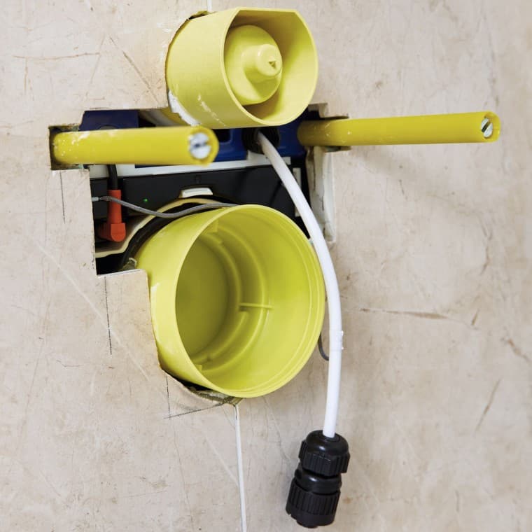 Raccordement en toute simplicité par un professionnel du sanitaire: connecteur Hirschmann pour le raccordement d’un WCdouche Geberit AquaClean Raccordement en toute simplicité par un professionnel du sanitaire: connecteur Hirschmann pour le raccordement d’un WCdouche Geberit AquaClean