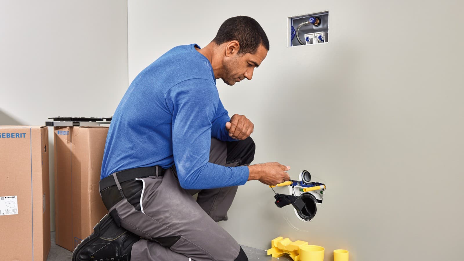 Installazione del convertitore Geberit Bus per i comandi per WC Installazione del convertitore Geberit Bus per i comandi per WC